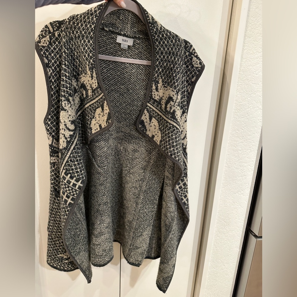 Chic Women's Black and Cream Open Front Sweater Vest